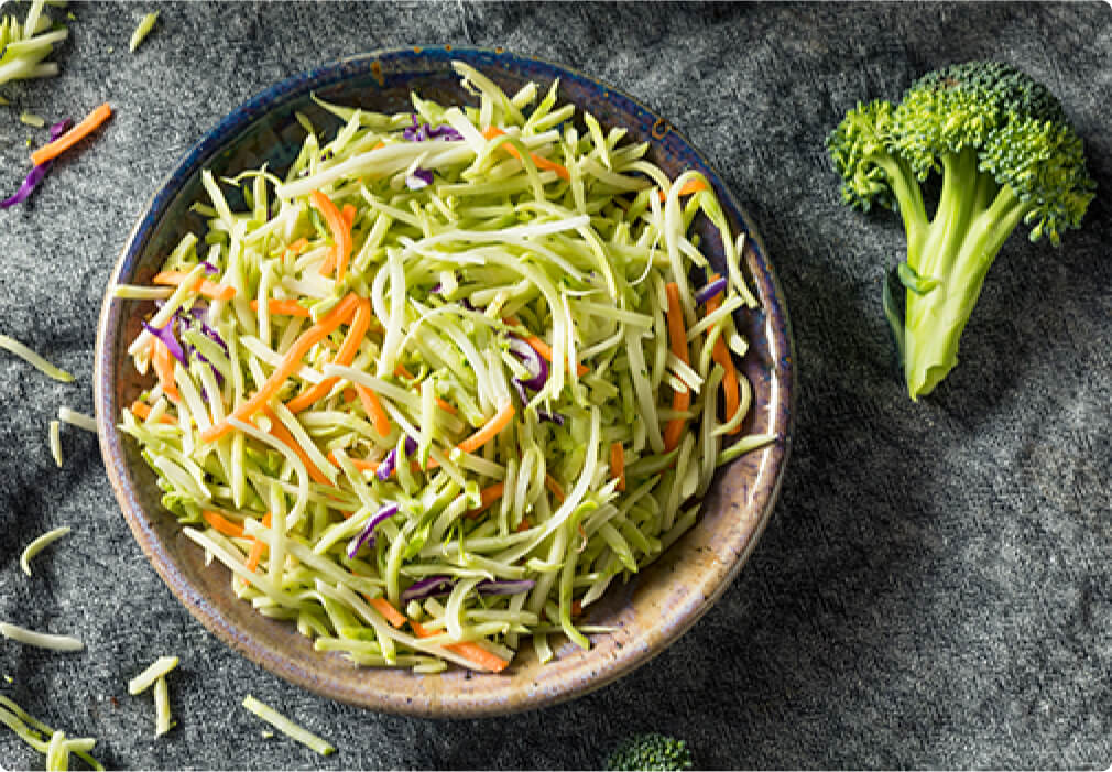 Bol de salade de brocoli fraîchement coupé