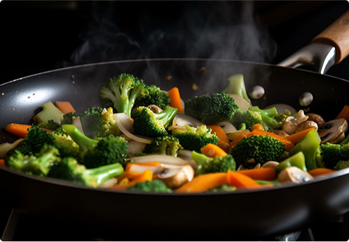 Brocoli frit dans une sauteuse avec d'autres légumes