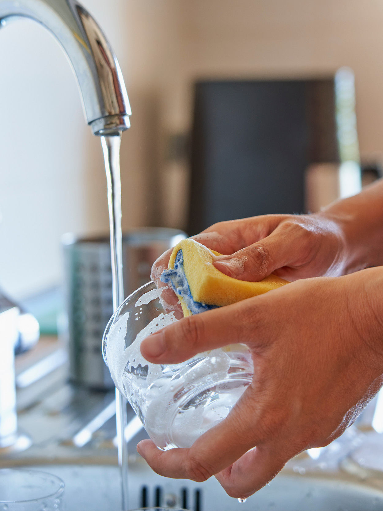 Femme lavant le verre avec une éponge réutilisable 